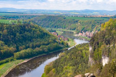 Bastei manzaralı Elbe nehrinin güzel yaz manzarası. Sakson İsviçre ulusal parkının renkli sabah manzarası, Almanya, Avrupa. Kum Taşı Dağları 'nın muhteşem manzarası, Saksonya.