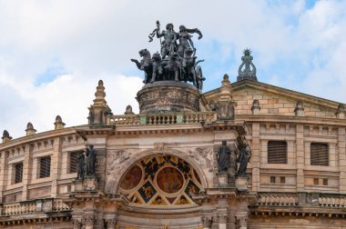 Dresden, Saksonya, Almanya 'daki Semper Opera Evi ve Kral John Anıtı' nın manzarası