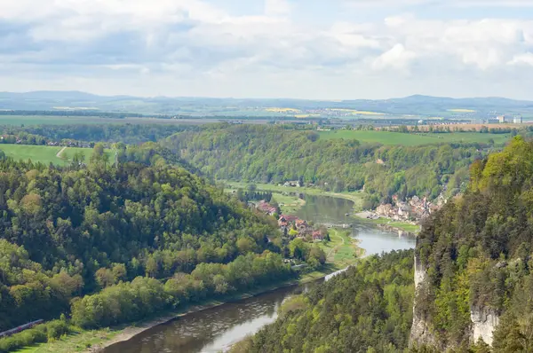 Bastei manzaralı Elbe nehrinin güzel yaz manzarası. Sakson İsviçre ulusal parkının renkli sabah manzarası, Almanya, Avrupa. Kum Taşı Dağları 'nın muhteşem manzarası, Saksonya.