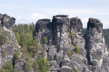 Bastei manzaralı Elbe nehrinin güzel yaz manzarası. Sakson İsviçre ulusal parkının renkli sabah manzarası, Almanya, Avrupa. Kum Taşı Dağları 'nın muhteşem manzarası, Saksonya.