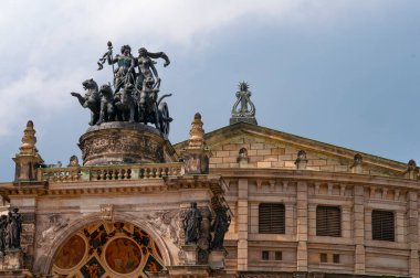Dresden, Almanya - 18 Nisan 2024: Semper Opera Evi ve Dresden, Saksonya, Almanya 'daki Kral John Anıtı' nın manzaralı yaz manzarası