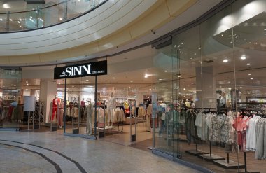 Dresden, Almanya - 18 Nisan 2024: Almanya 'da Dresden, Almanya' daki alışveriş merkezindeki sinn modasının logosuyla birlikte mağaza girişine bakın