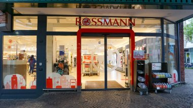 Gelsenkirchen, Almanya - 18 Nisan 2024: Aachen, Almanya 'da Rossmann kozmetik mağazası - 03 Ocak 2022