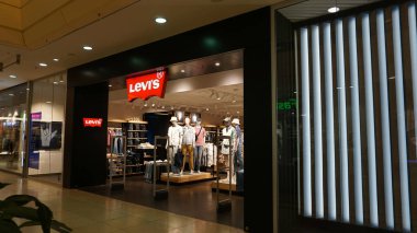 Dresden, Almanya - 18 Nisan 2024: Levis Levi kot mağazası. Levi Strauss, Denim Jeans 'in Levi Strauss markasıyla dünya çapında bilinen bir Amerikan Giyim Şirketi olarak 1853' te kuruldu..