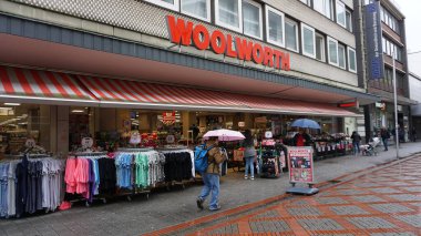 Gelsenkirchen, Almanya - 18 Nisan 2024: Almanya 'daki Woolworth indirim mağazası