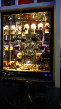 Amsterdam, Hollanda - 14 Nisan 2024: Hollanda 'da Amsterdam' da bir seks dükkanının pencereleri