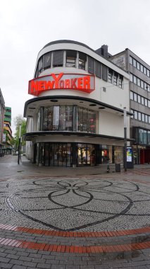 Gelsenkirchen, Almanya - 18 Nisan 2024: Sokaktaki New Yorker dükkanı