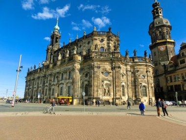 Dresden, Almanya - 18 Nisan 2022: Theaterplatz Meydanı 'ndaki Katedral Katholische Hofkirche.