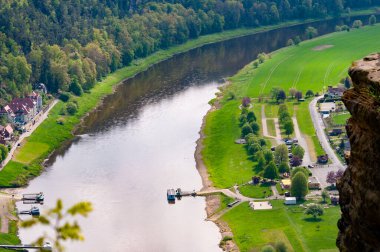 Bastei manzaralı Elbe nehrinin güzel yaz manzarası. Sakson İsviçre ulusal parkının renkli sabah manzarası, Almanya, Avrupa. Kum Taşı Dağları 'nın muhteşem manzarası, Saksonya.