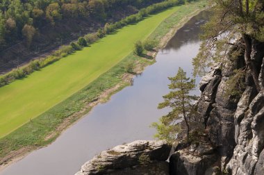 Bastei manzaralı Elbe nehrinin güzel yaz manzarası. Sakson İsviçre ulusal parkının renkli sabah manzarası, Almanya, Avrupa. Kum Taşı Dağları 'nın muhteşem manzarası, Saksonya.