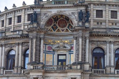 Dresden, Almanya - 18 Nisan 2024: Semper Opera Evi ve Dresden, Saksonya, Almanya 'daki Kral John Anıtı' nın manzaralı yaz manzarası