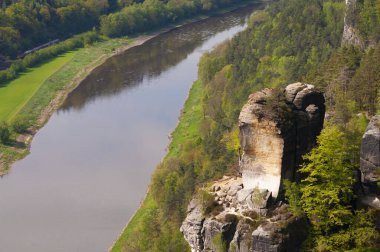 Bastei manzaralı Elbe nehrinin güzel yaz manzarası. Sakson İsviçre ulusal parkının renkli sabah manzarası, Almanya, Avrupa. Kum Taşı Dağları 'nın muhteşem manzarası, Saksonya.