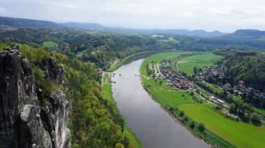 Bastei manzaralı Elbe nehrinin güzel yaz manzarası. Sakson İsviçre ulusal parkının renkli sabah manzarası, Almanya, Avrupa. Kum Taşı Dağları 'nın muhteşem manzarası, Saksonya.