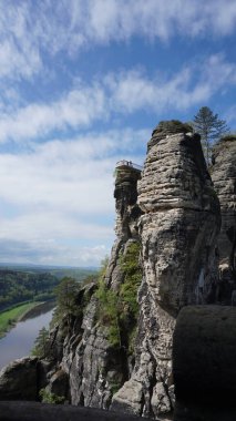 Bastei manzaralı Elbe nehrinin güzel yaz manzarası. Sakson İsviçre ulusal parkının renkli sabah manzarası, Almanya, Avrupa. Kum Taşı Dağları 'nın muhteşem manzarası, Saksonya.