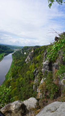 Bastei manzaralı Elbe nehrinin güzel yaz manzarası. Sakson İsviçre ulusal parkının renkli sabah manzarası, Almanya, Avrupa. Kum Taşı Dağları 'nın muhteşem manzarası, Saksonya.