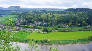 Bastei manzaralı Elbe nehrinin güzel yaz manzarası. Sakson İsviçre ulusal parkının renkli sabah manzarası, Almanya, Avrupa. Kum Taşı Dağları 'nın muhteşem manzarası, Saksonya.