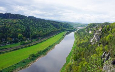 Bastei manzaralı Elbe nehrinin güzel yaz manzarası. Sakson İsviçre ulusal parkının renkli sabah manzarası, Almanya, Avrupa. Kum Taşı Dağları 'nın muhteşem manzarası, Saksonya.