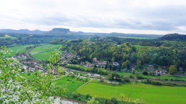 Bastei manzaralı Elbe nehrinin güzel yaz manzarası. Sakson İsviçre ulusal parkının renkli sabah manzarası, Almanya, Avrupa. Kum Taşı Dağları 'nın muhteşem manzarası, Saksonya.