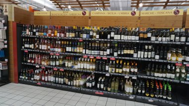 Rimini, İtalya - 25 Haziran 2024: Conad Supermarket 'te bir şarap dükkanının içi - Enfes Şarap Bölümü' nü Keşfet