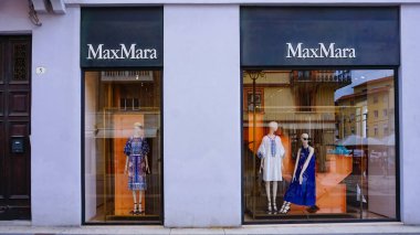 Rimini, İtalya - 25 Haziran 2024: MaxMaras mağazası. MaxMara, 90 ülkede 2254 mağazası bulunan bir İtalyan moda şirketi. 1951 yılında Achille Maramotti tarafından Reggio Emilia 'da kuruldu..