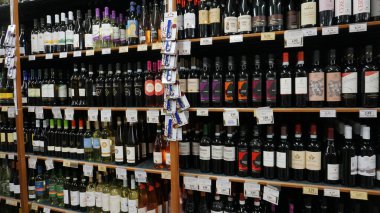 Rimini, İtalya - 25 Haziran 2024: Conad Supermarket 'te bir şarap dükkanının içi - Enfes Şarap Bölümü' nü Keşfet
