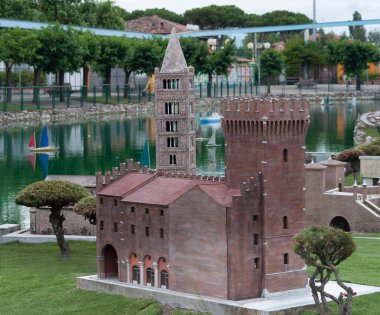 Viserba, İtalya - 25 Haziran 2024: Pomposa Abbey in Ferrara at Tema Parkı İtalya in Miniatura in Rimini, İtalya - Küçük ölçekli ünlü çekimlerin üretimi