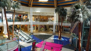 Rimini, İtalya - 25 Haziran 2024: Le Befane Ticaret Merkezi. Burası Rimini 'deki en büyük alışveriş merkezi. Kimliği belirsiz kişiler alışveriş yapıyor..