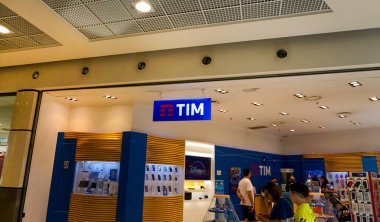 Rimini, İtalya - 25 Haziran 2024: TIM logosu. İtalyan finans görevlisi aylık fatura rekabetine karşı yapılan düzenlemeler için TIM genel merkezini denetliyor