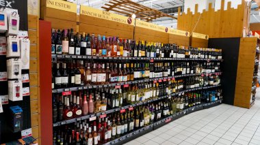 Rimini, İtalya - 25 Haziran 2024: Conad Supermarket 'te bir şarap dükkanının içi - Enfes Şarap Bölümü' nü Keşfet
