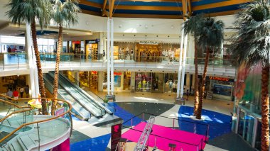 Rimini, İtalya - 25 Haziran 2024: Le Befane Ticaret Merkezi. Burası Rimini 'deki en büyük alışveriş merkezi. Kimliği belirsiz kişiler alışveriş yapıyor..