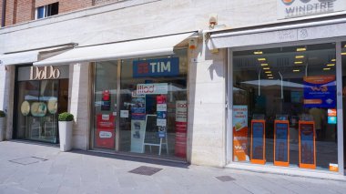 Rimini, İtalya - 25 Haziran 2024: TIM logosu. İtalyan finans görevlisi aylık fatura rekabetine karşı yapılan düzenlemeler için TIM genel merkezini denetliyor