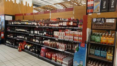 Rimini, İtalya - 25 Haziran 2024: Conad Supermarket 'te bir şarap dükkanının içi - Enfes Şarap Bölümü' nü Keşfet