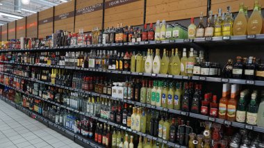 Rimini, İtalya - 25 Haziran 2024: Conad Supermarket 'te bir şarap dükkanının içi - Enfes Şarap Bölümü' nü Keşfet