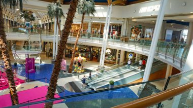 Rimini, İtalya - 25 Haziran 2024: Le Befane Ticaret Merkezi. Burası Rimini 'deki en büyük alışveriş merkezi. Kimliği belirsiz kişiler alışveriş yapıyor..