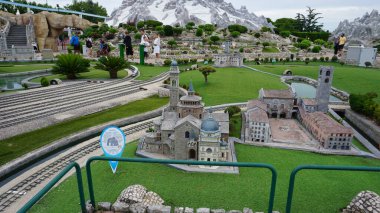 Viserba, İtalya - 25 Haziran 2024: Bergamo 'daki Tema Parkı' ndaki Basilica di Santa Maria Maggiore İtalya 'nın Rimini, İtalya' nın Miniatura kentindeki İtalya 'da bulunan Miniatura parkında - küçük ölçekli ünlü cazibelerin yeniden üretimi