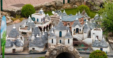 Viserba, İtalya - 25 Haziran 2024: Bergamo 'daki Tema Parkı' nda Alberobello Minyatür veya İtalya 'daki Miniatura, Rimini, İtalya - Küçük ölçekli ünlü çekimlerin üretimi