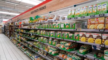 Rimini, İtalya - 25 Haziran 2024: CONAD City store, Conad as National Retail Consortium, İtalya 'nın ilk büyük ölçekli dağıtım grubu.