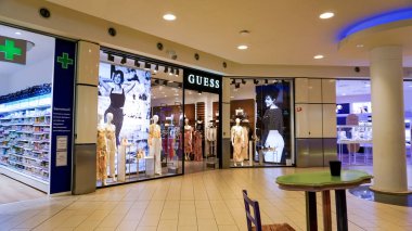 Rimini, İtalya - 25 Haziran 2024: İtalya 'daki Rimini' deki Alışveriş Merkezi le Befane 'deki tahmin mağazasının içi