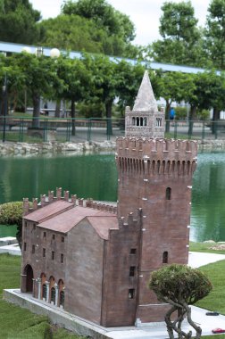 Viserba, İtalya - 25 Haziran 2024: Castello estense di Ferrara İtalya 'nın Minyatür veya İtalya' nın Miniatura kentindeki Tema Parkı 'nda - Küçük ölçekli ünlü çekimlerin üretimi
