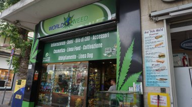 Rimini, İtalya - 25 Haziran 2024: 25 Haziran 2024 'te İtalya' nın Rimini kentindeki mağazada hatıra olarak esrar ve diğer otların kavanozlarda satışı