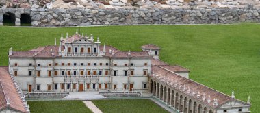 Viserba, İtalya - 25 Haziran 2024: İtalya 'nın Rimini kentindeki Miniatura' da bulunan İtalya 'daki Villa Manin Konferansı' nda küçük ölçekli ünlü cazibelerin yeniden üretilmesi