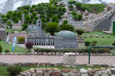 Viserba, İtalya - 25 Haziran 2024: İtalya 'nın Rimini kentindeki Minyatür veya İtalya' daki Tema Parkı 'na giden insanlar, küçük ölçekli ünlü cazibelerin üretimi