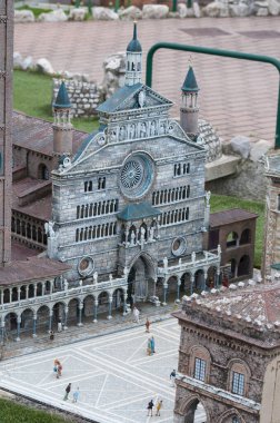 Viserba, İtalya - 25 Haziran 2024: İtalya 'nın Rimini kentindeki İtalya' nın Miniatura kentindeki Tema Parkı 'nda bulunan Duomo di Cremona, küçük ölçekli ünlü çekimlerin üretimi