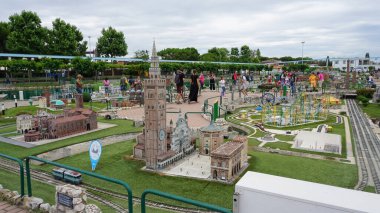 Viserba, İtalya - 25 Haziran 2024: İtalya 'nın Rimini kentindeki İtalya' nın Miniatura kentindeki Tema Parkı 'nda bulunan Duomo di Cremona, küçük ölçekli ünlü çekimlerin üretimi