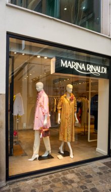 Rimini, İtalya - 25 Haziran 2024: Moda tasarımcısı yaz satış mağazası. İtalya, Rimini 'deki Marina Rinaldi mağazasının giriş manzarası.