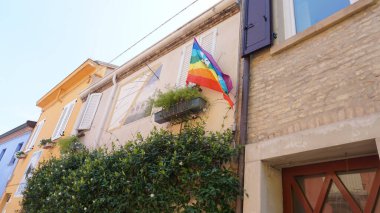 Rimini, İtalya - 25 Haziran 2024: Borgo San Giuliano 'da duvarda duvar resmi Rimini, İtalya' da alçak ve renkli evleri olan tipik bir sokak