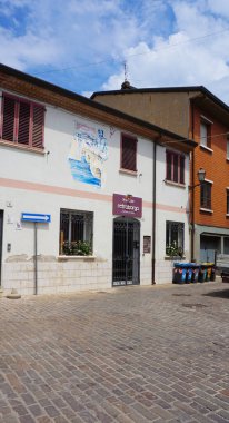 Rimini, İtalya - 25 Haziran 2024: Borgo San Giuliano 'da duvarda duvar resmi Rimini, İtalya' da alçak ve renkli evleri olan tipik bir sokak