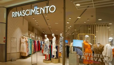 Rimini, İtalya - 25 Haziran 2024: Rimini, İtalya 'daki Rinascimento mağazasından imza