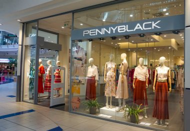 Rimini, İtalya - 25 Haziran 2024: İtalya 'daki Rimini' deki Pennyblack mağazasından imza