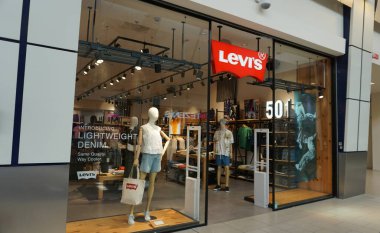 Rimini, İtalya - 25 Haziran 2024: Alışveriş merkezindeki giyim mağazasının önünde dükkan, panjurlar yarı kapalı. Levi 'nin dükkanı.